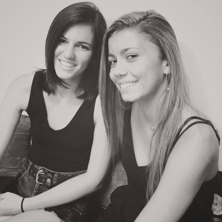 Macha et sa collègue, souriantes, au salon